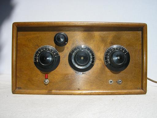 Tuntematon 3-putkinen radio